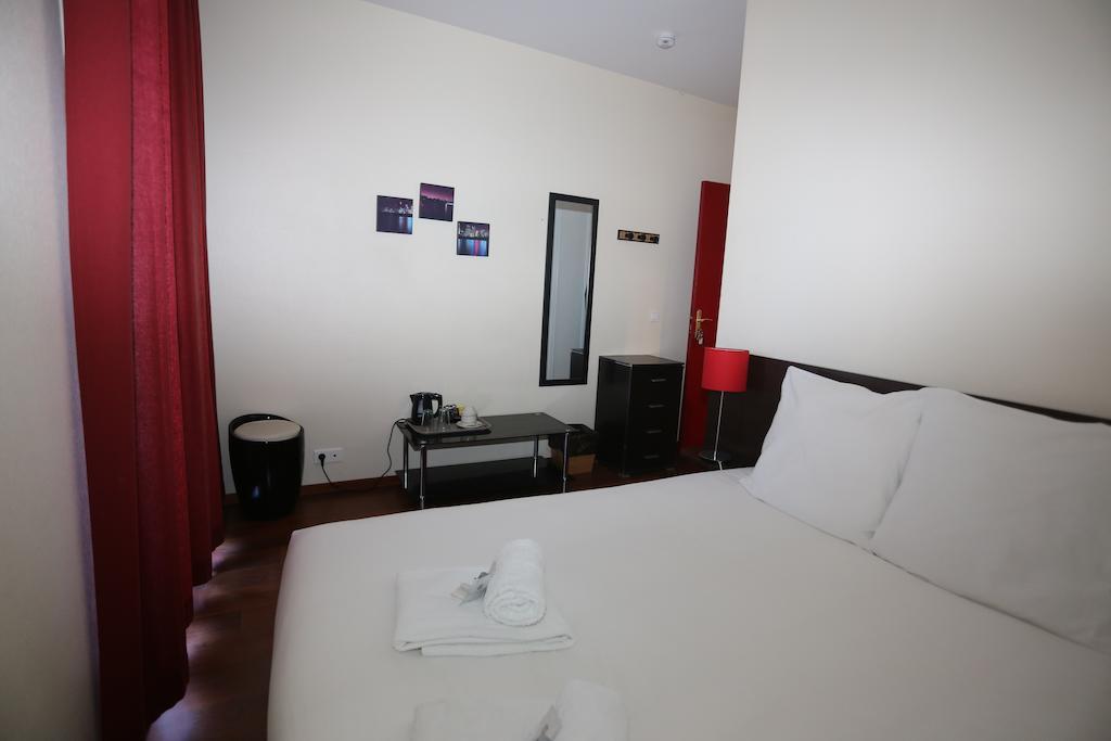 O'Sullivans Bar And Hotel Mandelieu-La Napoule Room photo