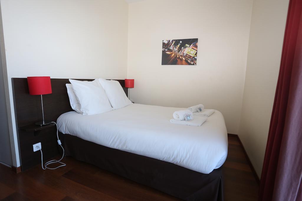 O'Sullivans Bar And Hotel Mandelieu-La Napoule Room photo